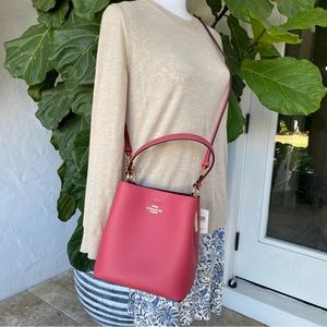 Last 1‼️NWT Coach small town bucket bag 1011
